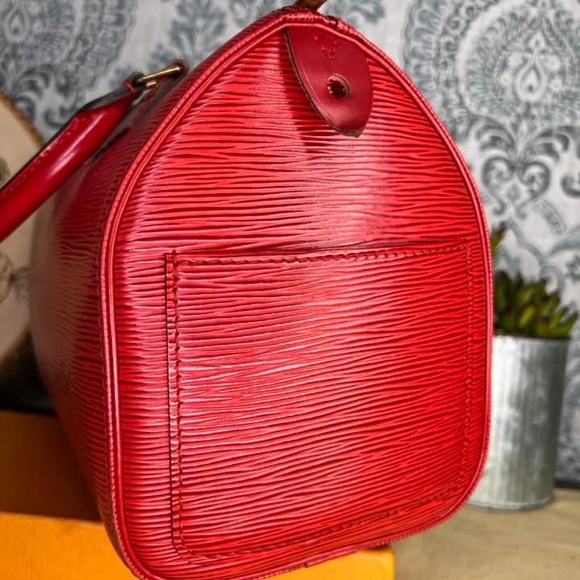 Authentic Louis Vuitton Epi 35 - Picture 2 of 11